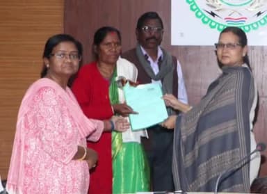 सूरजपुर: कलेक्टर ने कलेक्ट्रेट सभाकक्ष में सेवानिवृत्त राजमती भगत को शॉल एवं श्रीफल देकर सम्मानित किया, पीपीओ आदेश कॉपी प्रदान की