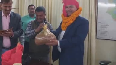 मेदिनीनगर (डालटनगंज): आयुक्त को मेदिनीनगर में किसानों ने पगड़ी बांधकर एवं खाद्यान्न देकर किया सम्मानित