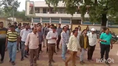 भीकनगांव: भीकनगांव तहसील दार के खिलाफ पटवारियों ने कलेक्टर के नाम एसडीएम कार्यालय भीकनगांव पर सौंपा ज्ञापन