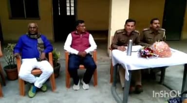 चंदवारा: चंदवारा थाना परिसर में विदाई समारोह का आयोजन कर सहायक अवर निरीक्षक राम स्वरूप यादव को दी गई भावभीनी विदाई