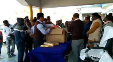 चंदवारा: उप विकास आयुक्त ने चंदवारा में मुख्यमंत्री आमत्रण फुटबॉल टूर्नामेंट के खिलाड़ियों के बीच जर्सी एवं किट का वितरण किया