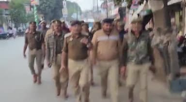 शांति व्यवस्था बनाए रखने हेतु एसपी सिटी, शहर कोतवाल, लाइन बाजार थानाध्यक्ष द्वारा फ़ोर्स के साथ किया गया पैदल गश्त।