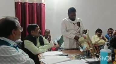 बरहरुवा: विधायक कक्ष में विधायक प्रतिनिधि ने राजस्व कर्मचारियों को लगाई फटकार, कहा-अंचल में बिचौलिए हावी हो गए हैं