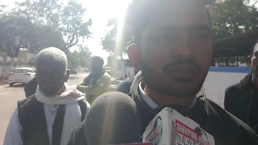 शिवपुरी नगर: शिवपुरी जनसुनवाई में पुलिस अधीक्षक कार्यालय में युवक पहुंचा अपनी गुहार लेकर एवं एक दर्जन से अधिक लोग पहुंचे #kobra_news