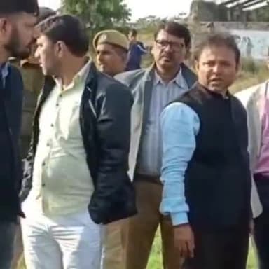 गोपालगंज: मुख्यमंत्री के समाधान यात्रा को लेकर सिपाया पहुंचे विधायक अमरेंद्र पांडेय और DM, SDM चल रही योजनाओं का लिया जायजा