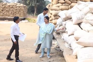 कांकेर: कलेक्टर ने धान खरीदी केंद्र कोरर, भानबेड़ा और संबलपुर का किया अस्मिक निरीक्षण