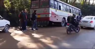 हरिपुर: चंडीगढ़ जा रही बस रानीताल के पास पेड़ से टकराई, 7 घायलों में से 2 टांडा कॉलेज रेफर