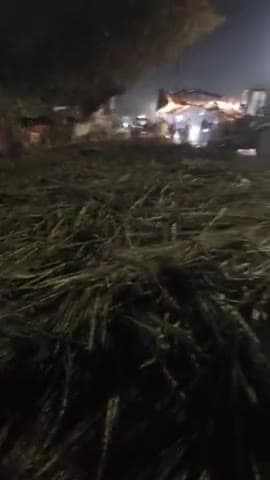 बलरामपुर में वीरविनय चौक के पास गन्ने से भरा ट्रक पलटा।@livehindustan