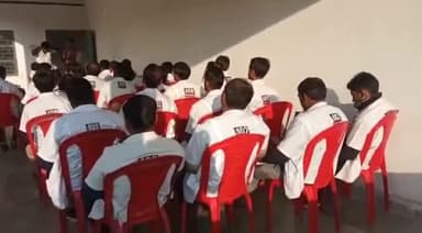 मुरादाबाद: बुद्धि विहार स्थित एक निजी हॉल में 102 व 108 एंबुलेंस कर्मियों को बेहतर सुविधा देने के लिए ट्रेनिंग कैंप का हुआ आयोजन