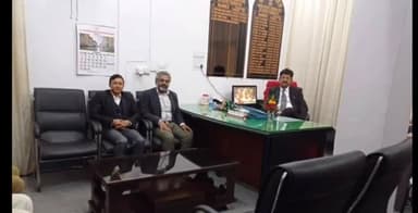 टीकमगढ़: नेशनल लोक अदालत को लेकर जिला न्यायालय परिसर में विद्युत अधिकारियों के साथ की गई बैठक