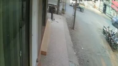 રાજકોટ પૂર્વ: વિરાણી ચોક નજીક ચાલકે કાબૂ ગુમાવતા કાર દુકાનની દિવાલ સાથે ધડાકાભેર અથડાઈ, ઘટના CCTVમાં કેદ