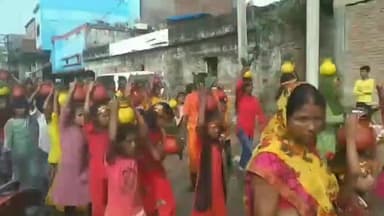 मोतिहारी: लखौरा में होने वाली भागवत कथा को लेकर निकाली गई कलश यात्रा