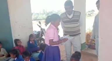 बरकट्ठा: प्रखंड शिक्षा प्रसार पदाधिकारी ने चेचकप्पी, झुर्झुरी व अन्य क्षेत्रों के सरकारी विद्यालयों का निरीक्षण किया