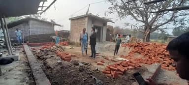 कोचाधामन: टुपामारी वार्ड-10 में पीएम आवास योजना के तहत निर्माणाधीन आवास व पशु शेड कार्य का मुखिया तनवीर आलम ने किया निरीक्षण