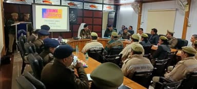 हापुड़ पुलिस लाइन सभागार में सैनिक सम्मेलन कर पुलिस कर्मियों की समस्याओं को सुना गया व मासिक अपराध समीक्षा गोष्ठी हुई