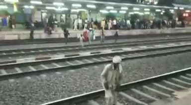 होशंगाबाद नगर: नर्मदापुरम शहर के रेलवे स्टेशन पर 5 महीने बाद भी एफओबी का कार्य नहीं हुआ शुरू, जान जोखिम में डालकर पटरी पार कर रहे लोग