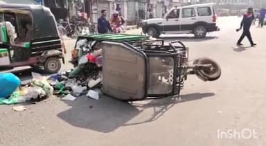 जहानाबाद: अस्पताल मोड़ के समीप नगर परिषद का कूड़ा उठाने वाला ई-रिक्शा हुआ दुर्घटनाग्रस्त, बाल- बाल बचे लोग