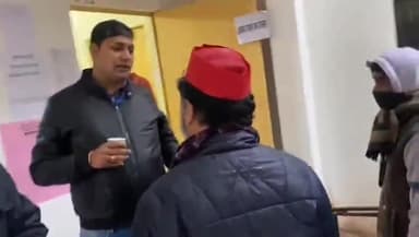 मुरादाबाद: विधान परिषद के चुनाव के दौरान सपा नेता द्वारा बीजेपी नेता को धमकाने का   वीडियो सोशल मीडिया पर हुआ वायरल