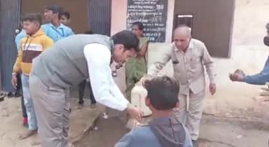 कटनी नगर: माधव नगर इलाके में स्थित शासकीय स्कूल में जाकर जिला कलेक्टर ने बच्चों के साथ किया मध्याह्न भोजन