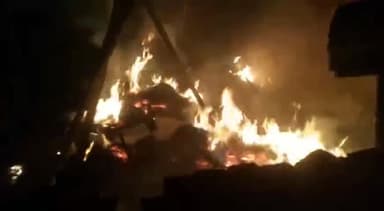 नवाबगंज: गजरियां गांव में अज्ञात कारणों के चलते के घर में लगी भीषण आग, सारी गृहस्थी जलकर हुई खाक