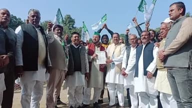 मेरठ: राष्ट्रीय लोक दल का गन्ना मूल्य और आवारा जानवरों को लेकर DM ऑफिस पर प्रदर्शन, DM को मुख्यमंत्री के नाम सौंपा ज्ञापन