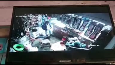 बीसलपुर: बरखेड़ा कस्बे के दौलतपुर मार्केट में दुकान के अंदर घुसकर दबंगों ने दुकानदार स्वामी को जमकर पीटा, वीडियो हुआ वायरल