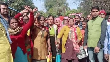 मेरठ: मुल्तान नगर की सैकड़ों महिलाओं ने कमिश्नरी चौराहे पर 
पहुंचकर किया प्रदर्शन