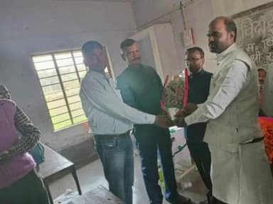 महुआ: माधोपुर उत्क्रमित मध्य विद्यालय के शिक्षक का कार्य पूरा होने पर विदाई सह सम्मान समारोह का किया गया आयोजन