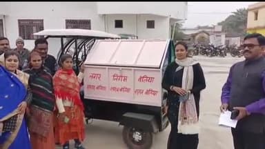 बेतिया: नगर निगम कार्यालय से 20 बैटरी चलित पिंक सफाई वाहनों को दिखाई गई हरी झंडी, प्रदूषित हवा पर भी होगा नियंत्रण
