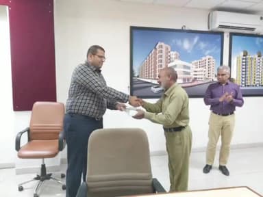 રાજકોટ પૂર્વ: મનપા કચેરી ખાતે નિવૃત થતા 10 અધિકારી અને કર્મચારીઓને મ્યુ. કમિશ્નરના હસ્તે મોમેન્ટો આપી નિવૃત્તિ વિદાયમાન અપાયું