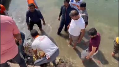 साईं खेड़ा: स्वच्छता अभियान अंतर्गत अपने समर्थकों के साथ बरमान घाट की साफ-सफाई करने पहुंचे विधायक जालम सिंह पटेल