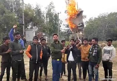 जयसिंहपुर: रामचरितमानस पर की गई टिप्पणी के विरोध में बसौढ़ी के पास कटका क्लब संस्था ने फूंका स्वामी प्रसाद मौर्य का पुतला