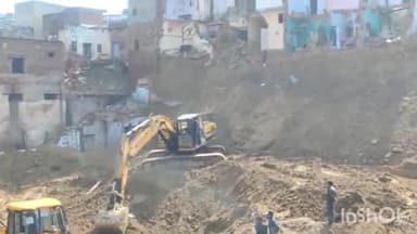 आगरा: माईथान टीला क्षेत्र में मकान गिरने के हादसे के बाद नगर निगम ने घर खाली करने के लिए क्षेत्रवासियों को दिए नोटिस