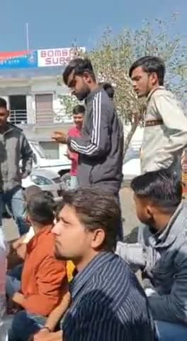 રાજકોટ પૂર્વ: એરપોર્ટ પોલીસ મથક ખાતે NSUIનાં ધરણા, પોલીસ ઇન્સ્પેક્ટરે કાર્યકરોને અપશબ્દો બોલીને જાતિ પ્રત્યે અપમાનિત કર્યાનો આરોપ