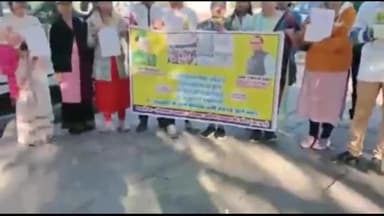 हुज़ूर: भोपाल के बल भवन के पास चयनित शिक्षकों ने इकट्ठा होकर सरकार के खिलाफ गाना गाकर किया प्रदर्शन