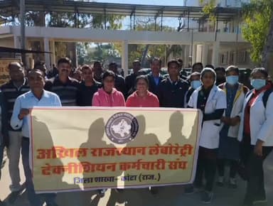 कोटा अस्पताल लेब टेकनीशन उतरे अंदोलन पर अपनी नो सूत्रीय मांगो को लेकर जिला कलेक्टर को मुख्य्मंत्री के नाम दिया ज्ञापन