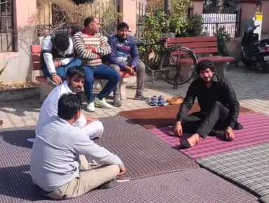 बहादुरगढ़: ई-टेंडरिंग के विरोध में बहादुरगढ़ सरपंच एसोसिएशन ने सरपंचों के साथ मिलकर खंड विकास एवं पंचायत कार्यालय के बाहर दिया धरना