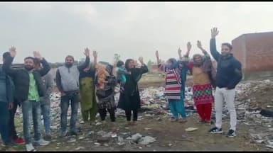 शामली: मौलानान में लगे गंदगी के अंबार से नाराज मोहल्लेवासियों ने प्रदर्शन कर डीएम से शिकायत करके समस्या की समाधान की मांग की