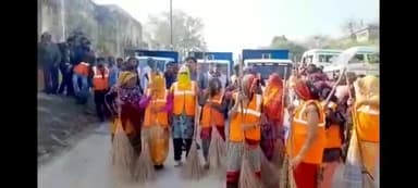 जलेसर: नगरपालिका परिषद के कर्मचारियों ने स्वच्छ भारत मिशन को लेकर नगर में चलाया जागरूकता अभियान