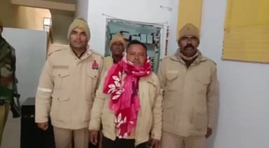 आंवला: आंवला पुलिस ने पुरैना तिराहे से एक वारंटी को किया गिरफ्तार