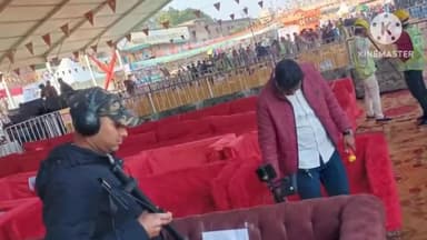 फिरोज़ाबाद: पीडी जैन मैदान में चल रहे फ़िरोज़ाबाद महोत्सव में आने वाले लोगों की सुरक्षा को लेकर पुलिस ने चलाया चेकिंग अभियान