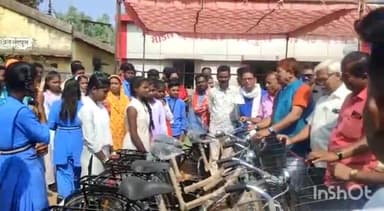 विधायक चंदन कश्यप ने नंदपुरा के स्कूली बालिकाओं को साइकिल किया वितरित