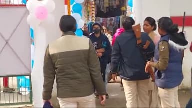 समस्तीपुर: काशीपुर बालिका उच्च विद्यालय में कड़ी सुरक्षा व्यवस्था के बीच इंटर की छात्राओं को कराया गया प्रवेश