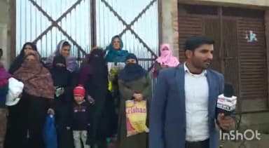 हसनपुर: कस्बा उझारी में राशन डीलर पर राशन कम देने और अभद्रता करने का आरोप लगाते हुए कार्ड धारकों ने किया जोरदार प्रदर्शन