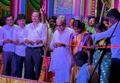 ಶಿರಹಟ್ಟಿ: ಕಡಕೋಳ ಗ್ರಾಮದಲ್ಲಿ 'ಕಣ್ಣೀರಲ್ಲಿ ಕರಗಿದ ಮುತ್ತೈದೆ' ನಾಟಕ ಉದ್ಘಾಟನೆ