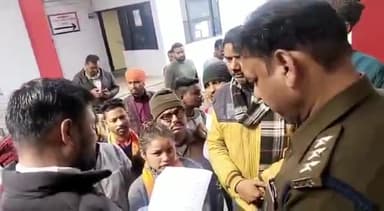 ग्वालियर गिर्द: रामचरितमानस की प्रतियां जलाने को लेकर जिले में हिंदू संगठनों से जुड़े लोगों ने पुलिस अधीक्षक कार्यालय पर किया प्रदर्शन