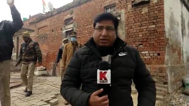 नवाबगंज: किंग जॉर्ज स्कूल में अचानक एक दर्जन बच्चे हुए बेहोश, स्कूल के पीछे किसी संदिग्ध वस्तु जलाने के कारण बच्चे हुए बेहोश