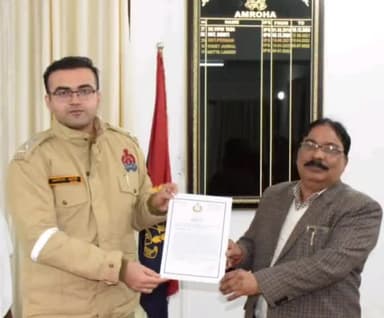 अमरोहा: नाबालिग का अपहरण करने के आरोपी को सजा दिलवाने वाले पुलिसकर्मियों को पुलिस अधीक्षक ने प्रशस्ति पत्र देकर किया सम्मानित