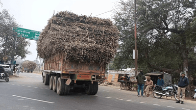 बलरामपुर समाचार बड़ी घटना होने से बाल-बाल बचे वीर विनय चौक पर गत शाम को पलटा गन्ना का ट्रक फिर भी नहीं बाज आ रहे ओवरलोड लगे हुए गन्ने से ट्रक ट्राला ट्राली नहीं उठ रहा एआरटीओ का मोबाइल एसबी शुक्ला क्रांति