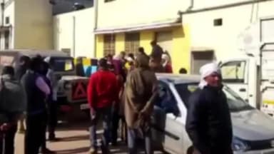 चौमूं: एसडीएम ऑफिस के पास पत्थर से भरी ट्रॉली खाली करते समय ड्राइवर पर गिरा पत्थर, ड्राइवर की हुई मौत